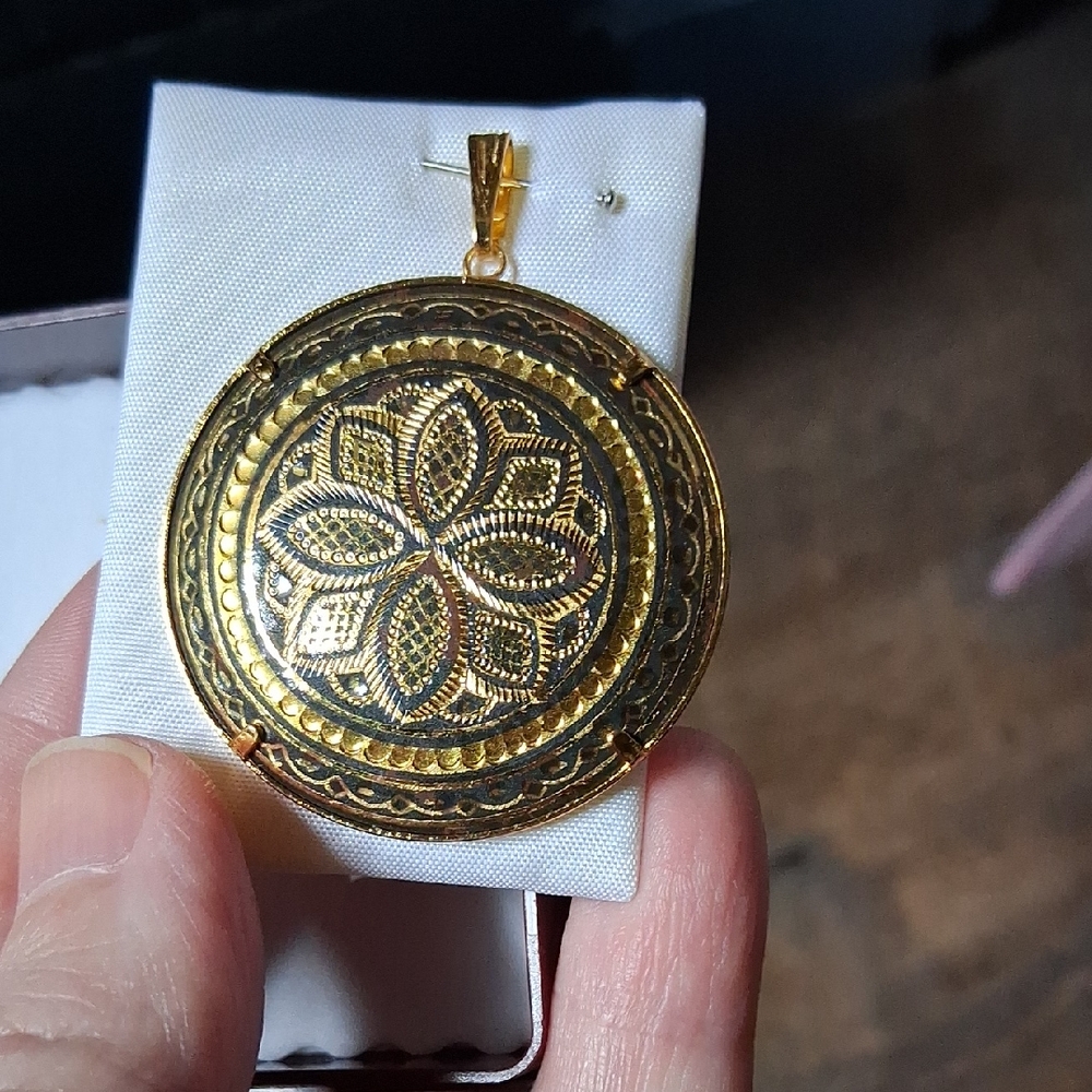 Damasquinado De Oro Pendant